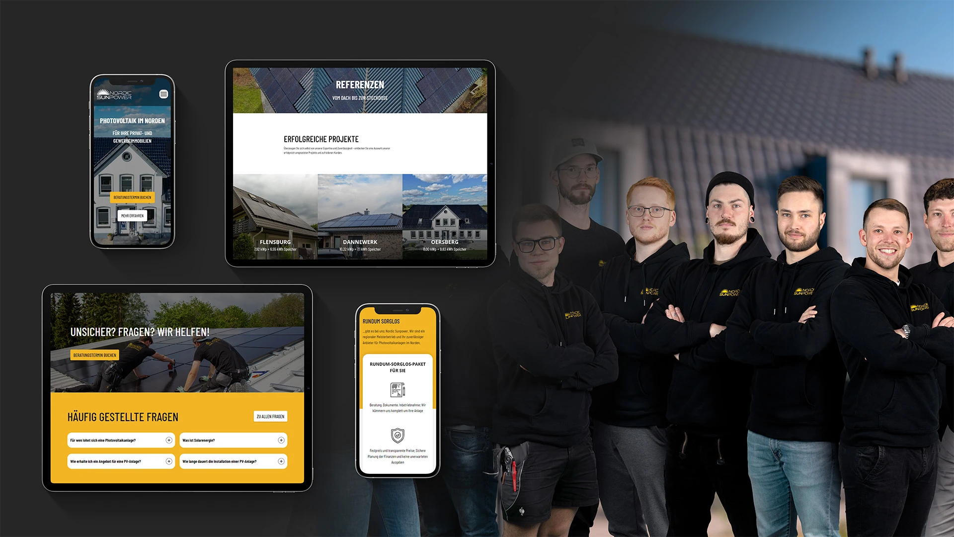 Gruppe von sechs Männern in schwarzer Arbeitskleidung vor einem Hausdach sowie vier digitale Geräte mit Webseitenansichten zu Solarprojekten und Kundenfragen