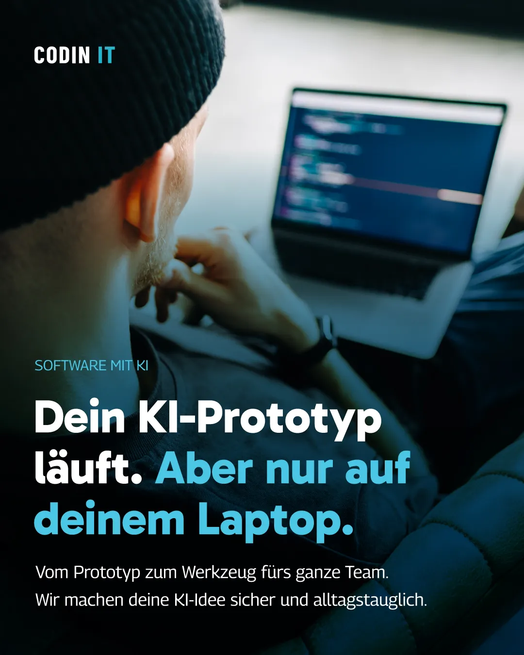 Person am Laptop mit Code. CODIN IT: „Dein KI-Prototyp läuft. Aber nur auf deinem Laptop.“ Wir machen ihn teamtauglich.