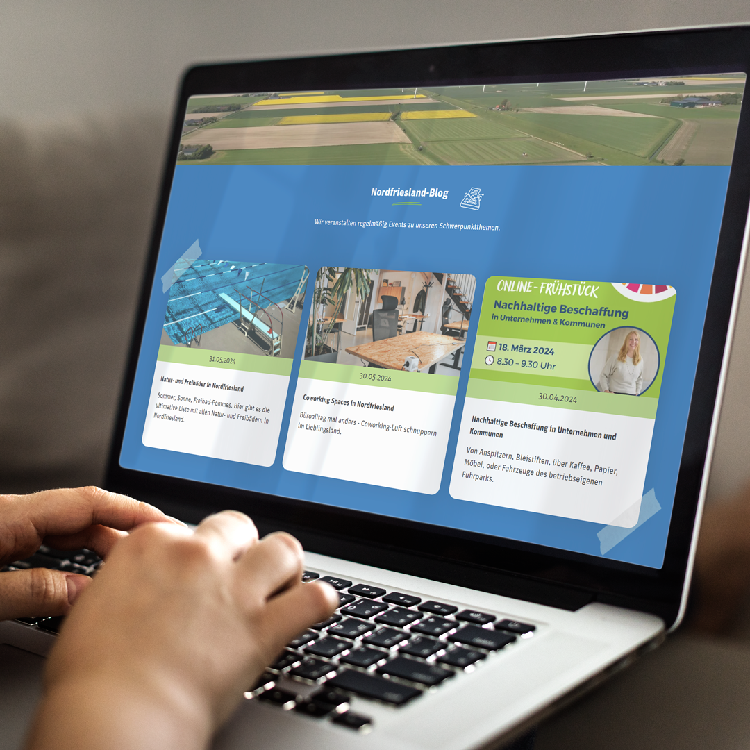 Die neue Website auf einem Laptop-Mockup. Der Blog-Bereich ist abgebildet. 