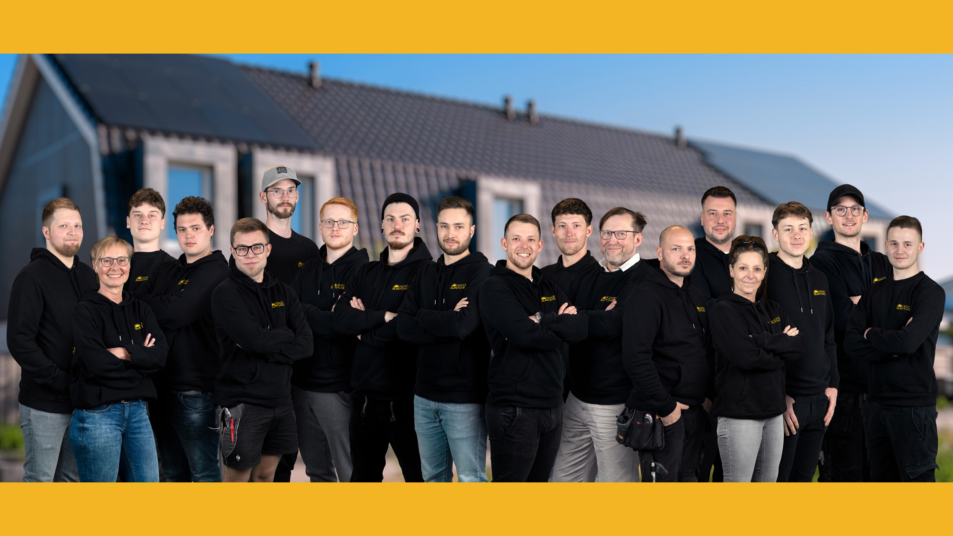 Ein aus vielen Einzelfotos vom Team zusammengestelltes Gruppenbild mit einem Haus im Hintergrund. 