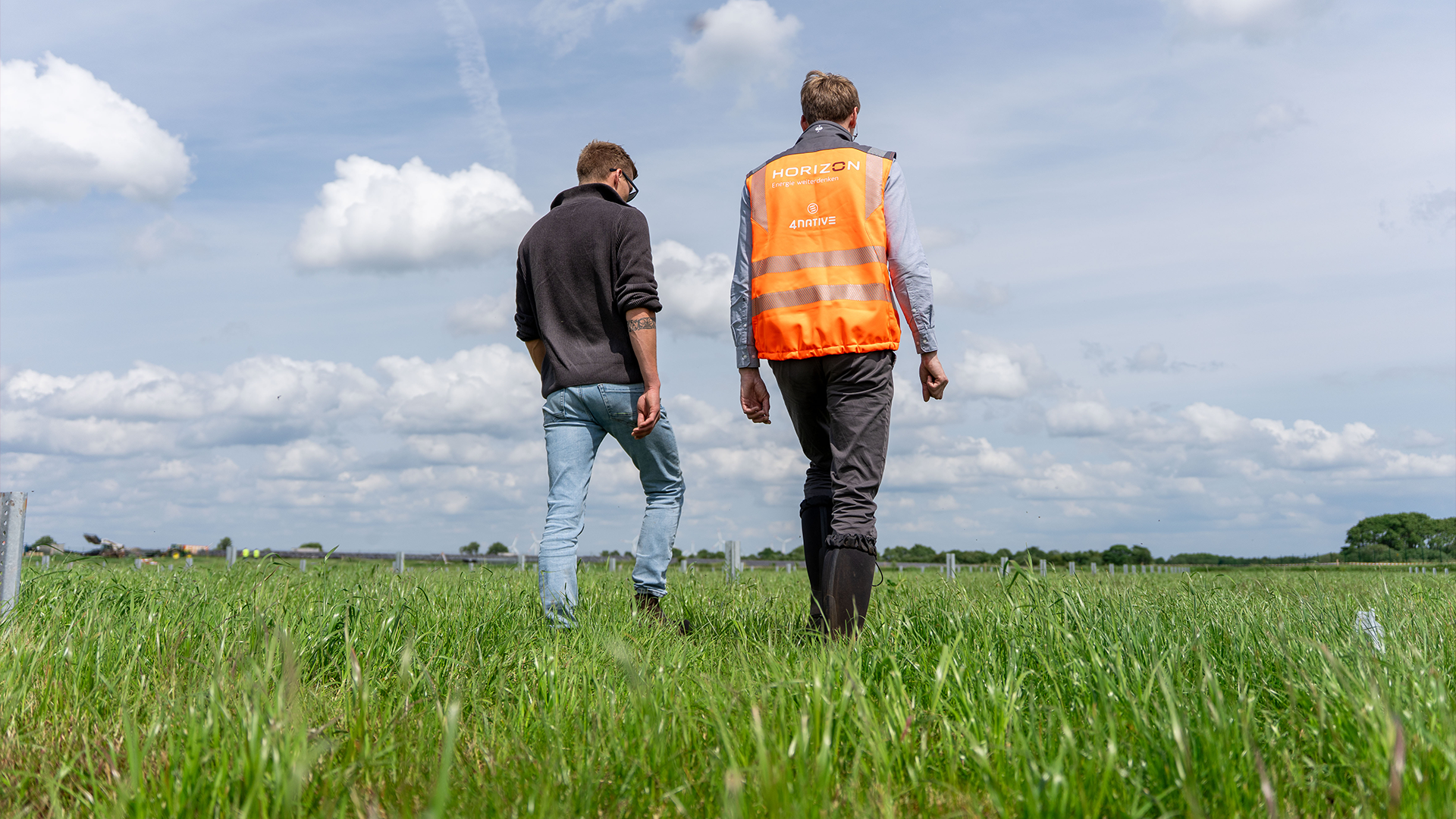 Portraitfoto von Claudia Keppler in einer Beratungssituation. 