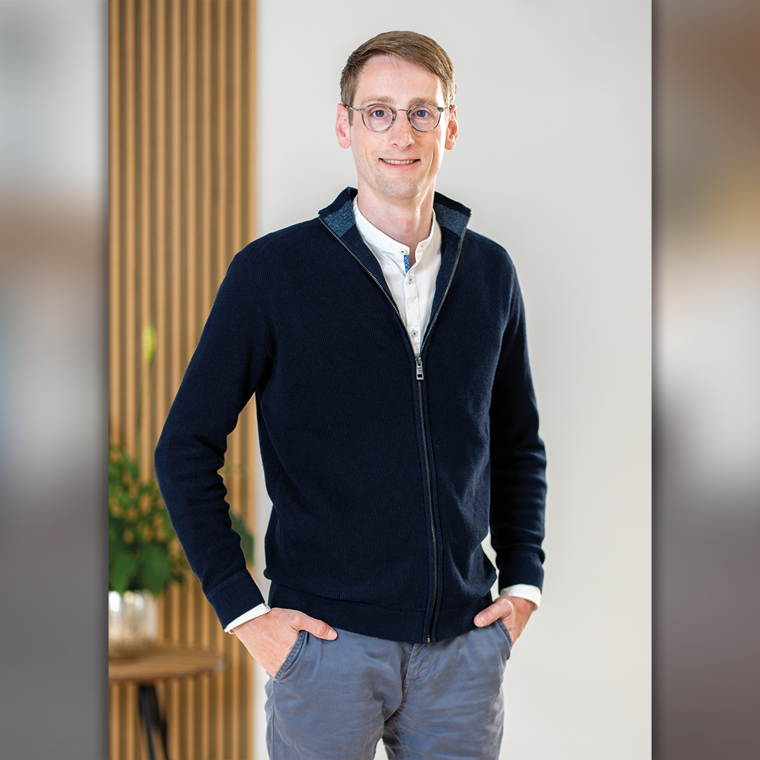 Foto von Maximilian Keppler in einer Beratungssituation. 